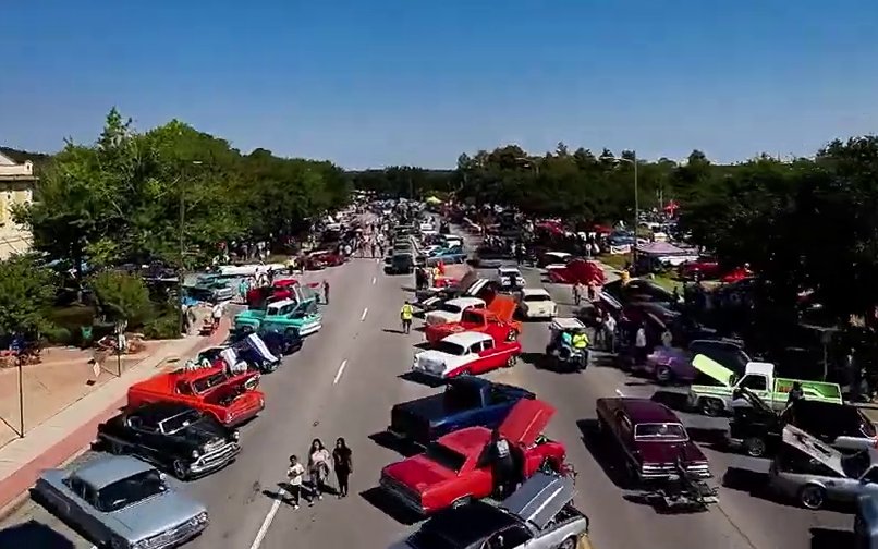 Classic cars during Cruisin' The River City.