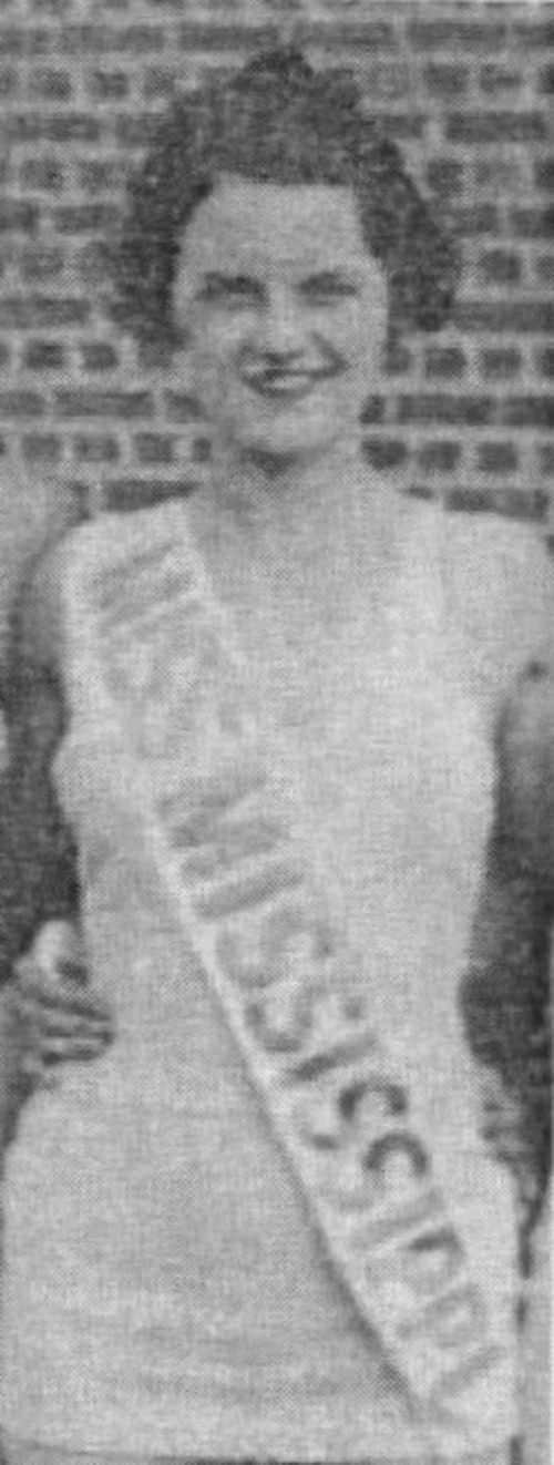 Dorothy Eley smiling in a Miss Mississippi sash before a brick wall at the 1933 Atlantic City pageant.