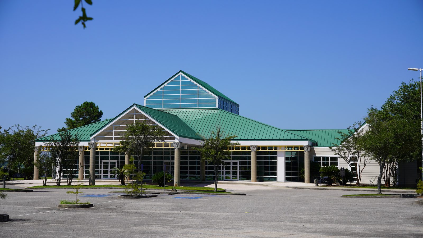 The full front facade of the Pelican Landing event building and its covered drive